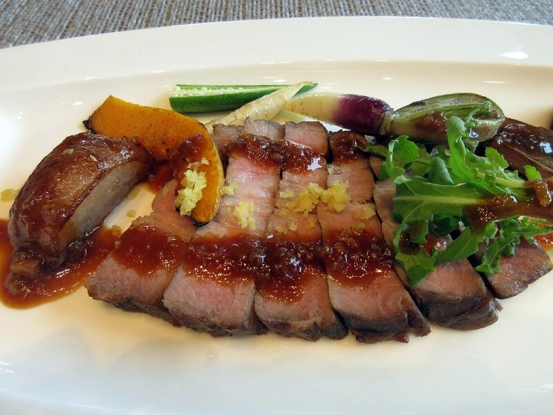 沖縄産アグー豚ロース肉のロースト レモンのコンフィー