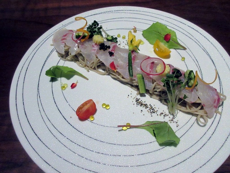 本日のカルパッチョ／生そば橙酢添え