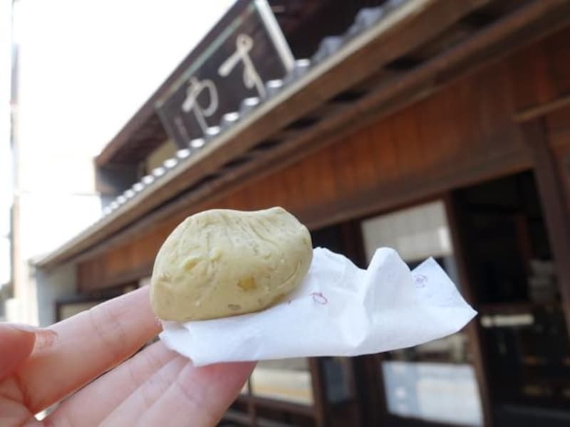 創業、元禄元年の老舗和菓子屋 「すや本店」前にて