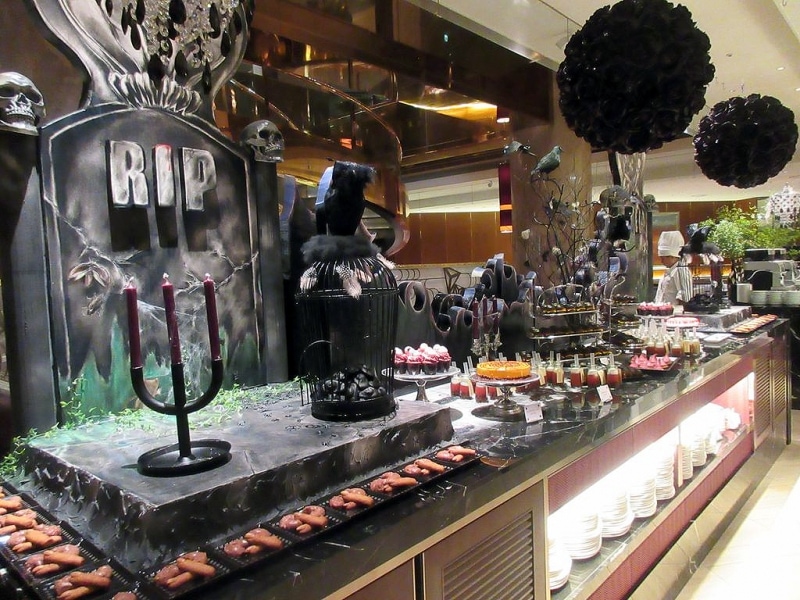 エントランス付近のブッフェ台