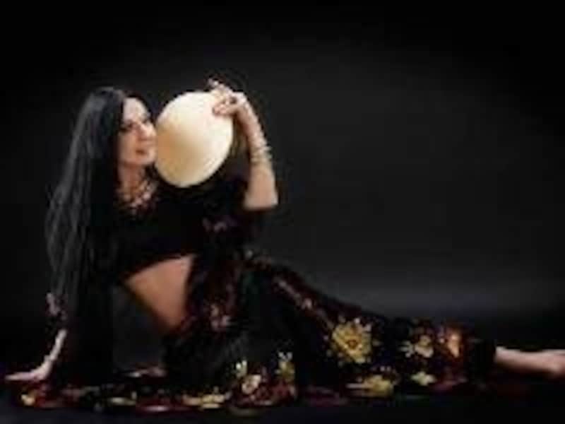 指導に従事する傍ら、今でも現役で踊る事も（©semayildiz.com)