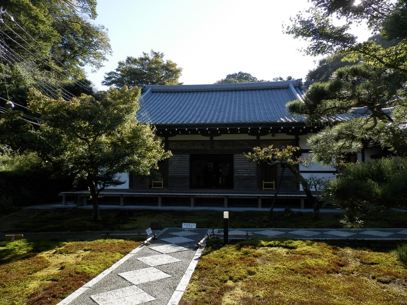 コケのお庭を抜けて本堂へ