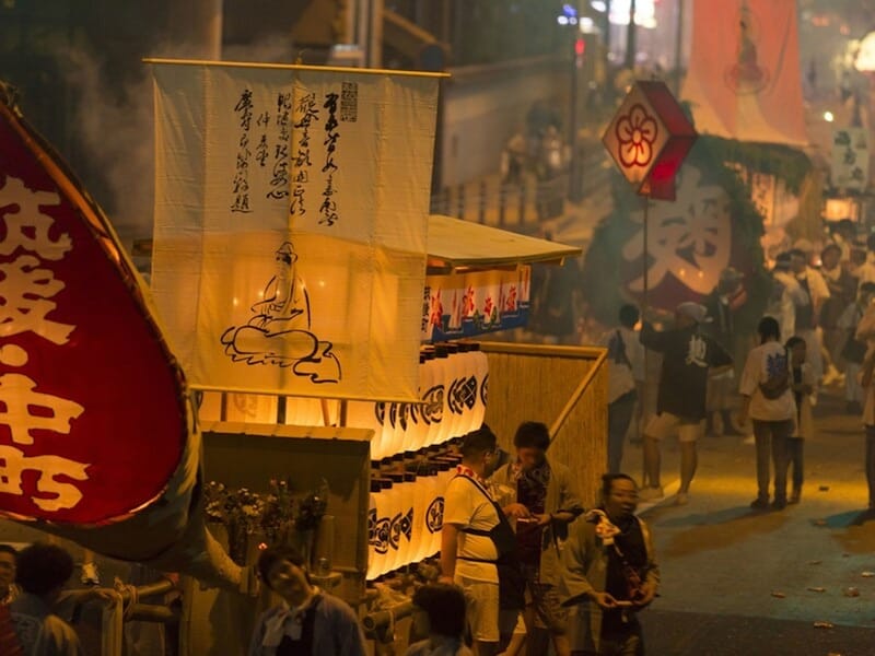 各地にさまざまな精霊流しがありますが、長崎の精霊流しは大変賑やかです