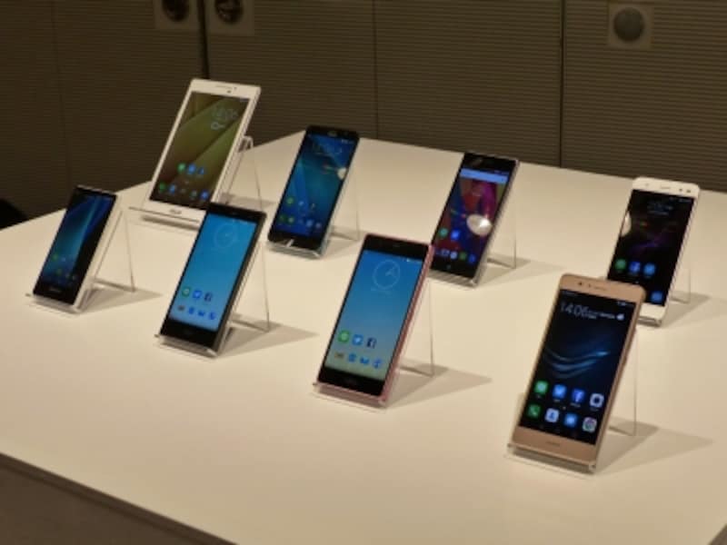 当初セット販売されるSIMフリースマートフォン、タブレットは、シャープ製「AQUOS mini SH-M03」4万9800円、富士通製「arrows M03」3万2800円、「arrows M02」2万9800円、ファーウェイ製「HUAWEI P9lite」2万8800円、ZTE製「Blade V7lite」2万2800円、「Blade E01」1万3800円、ASUS製「Zenfone Go」1万9800円、「ZenPad7.0」2万3800円の全8機種。