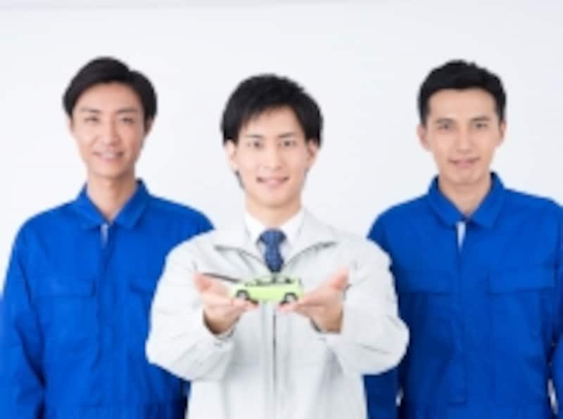 保険会社の提携修理工場を利用するメリットと、自分で修理工場を選ぶ場合のポイントを解説します