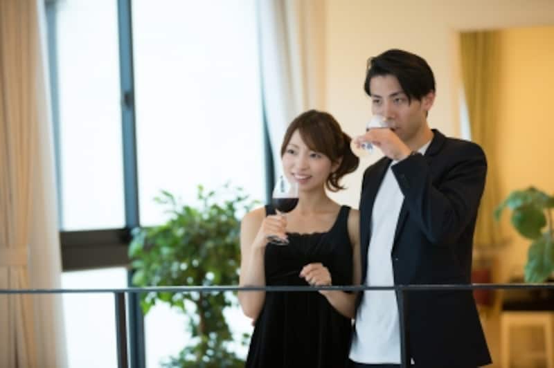 婚活パーティやマッチングサービスなど多様化する「婚活」。実は20代こそねらい目。