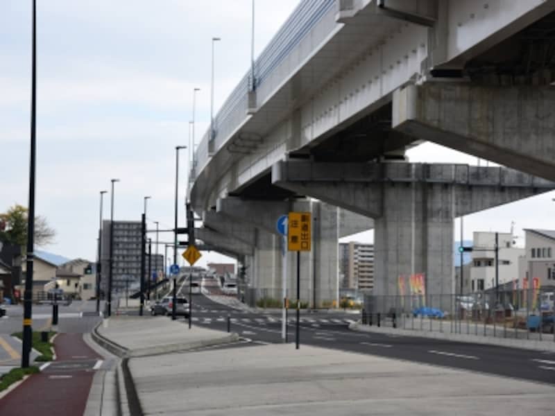 すずの故郷、江波。2014年に全線開通したばかりの広島高速3号線が頭上を走る