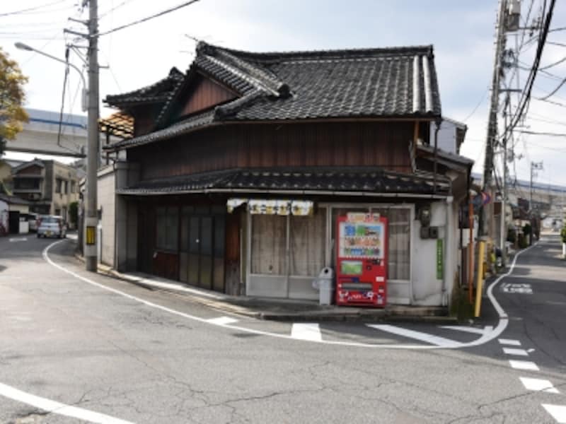 映画にも登場する「松下商店」の建物。小学校に通うすずが、店の前を走っていた