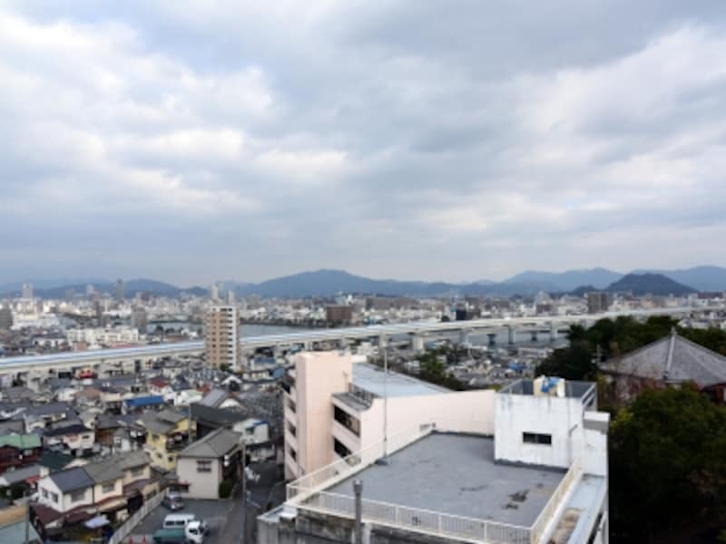 「江波山気象館」の屋上からは、江波の街並みも一望できる