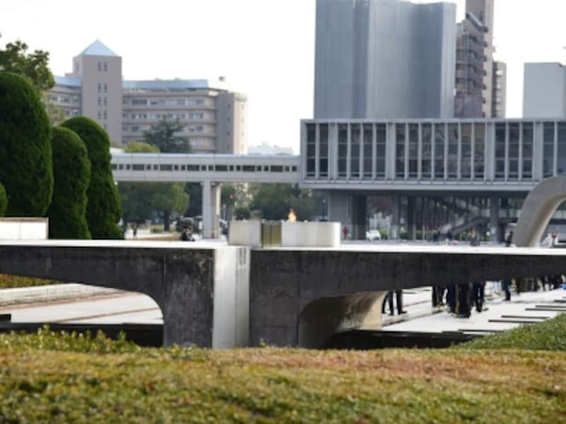 「平和の灯」と「広島平和記念資料館」