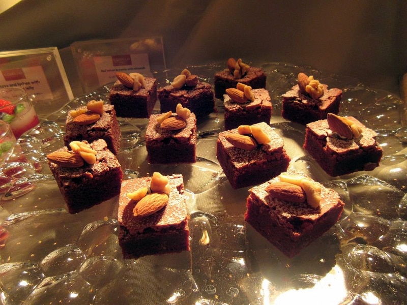 レッドベルベットブラウニー アーモンドをのせて