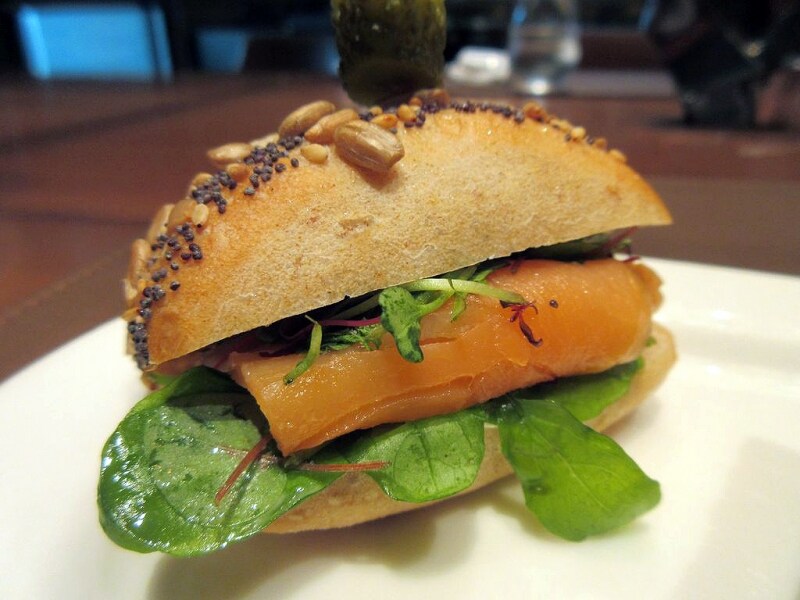 マルチシードロール スモークサーモン ディルとサワークリーム