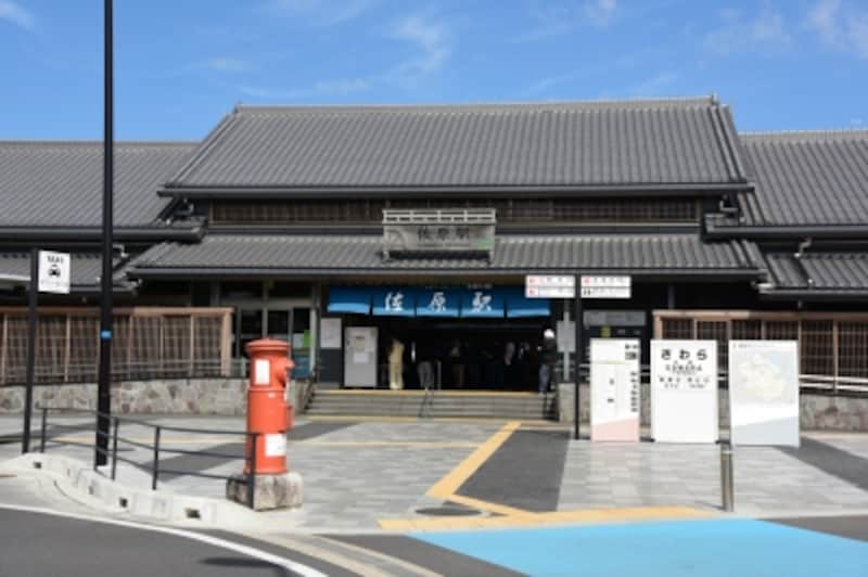 街並みに合わせた和風建築のJR佐原駅