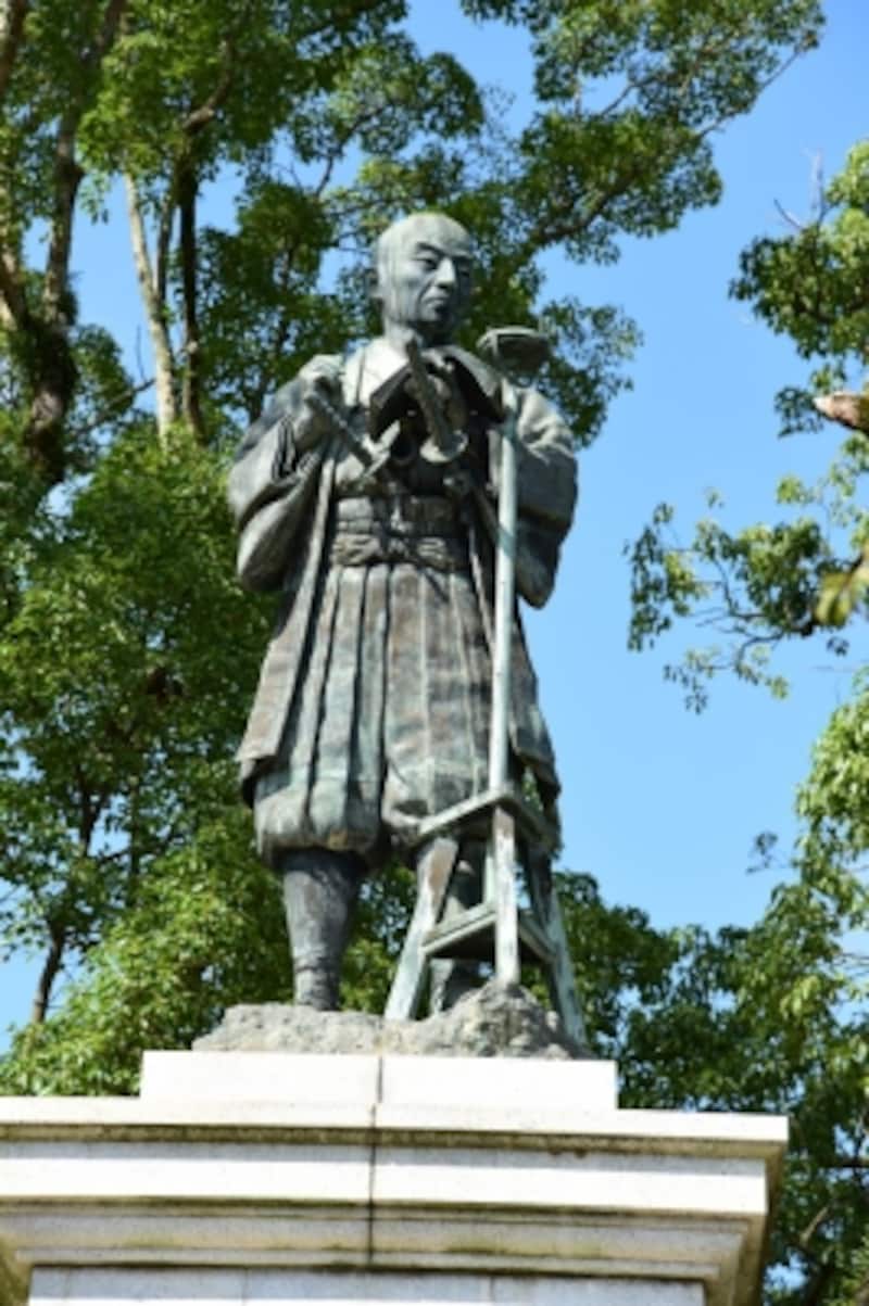 測量する伊能忠敬の銅像