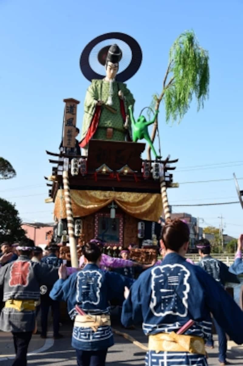 歴史上の人物の大きな人形が乗せられた佐原の大祭の山車