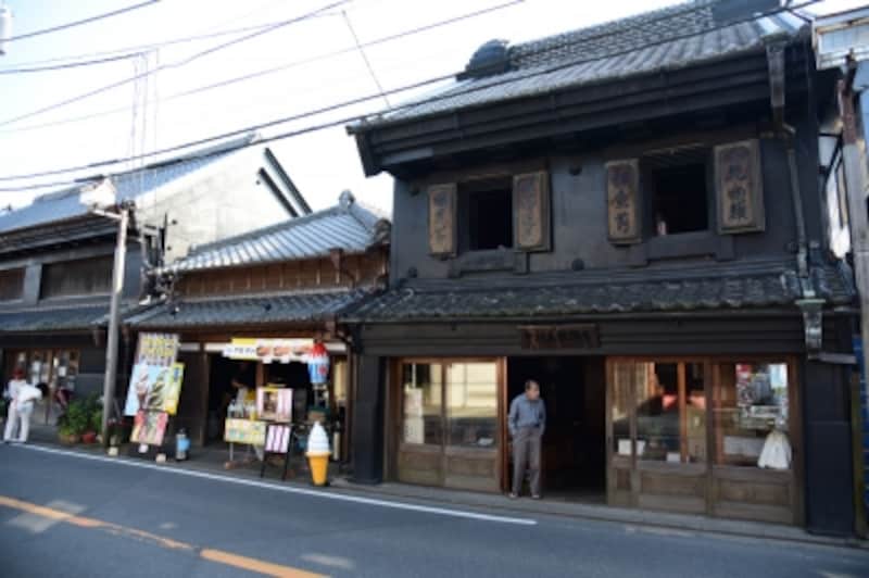 佐原の土蔵造りの商家。この街並みは平成8年に関東地方では初めて「重要伝統的建物群保存地区」に選定されました