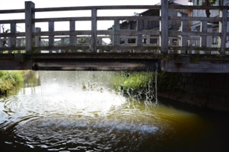 もとは佐原村用水を水田に送るための大樋(とい)だった。樋からじゃあじゃあと水が溢れ出ていたことから「じゃあじゃあ橋」の通称が付きました。現在は30分に一度、水を流しています