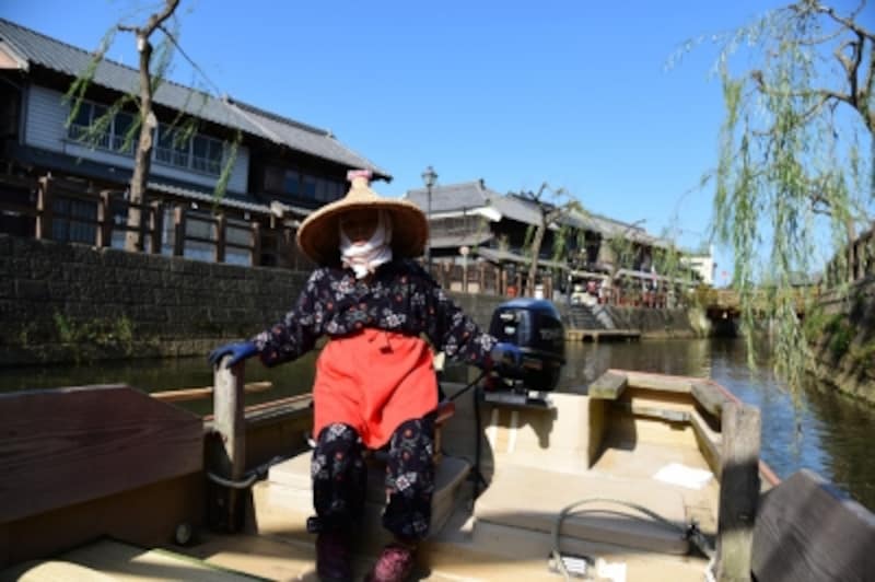 船頭さんの話を聴きながら、のんびり舟めぐり。水辺から眺める佐原の街並みの風情は格別