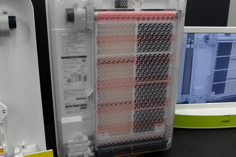 本体背面にあるプレフィルターを自動で掃除してくれる