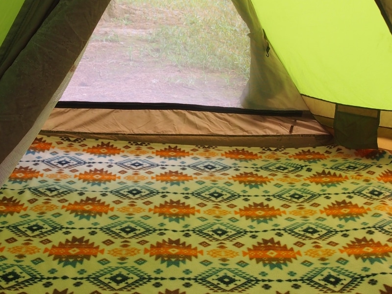 テントのグランドにしまドルトンを敷く