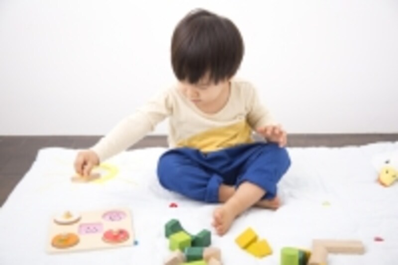 おもちゃで遊ぶ男の子