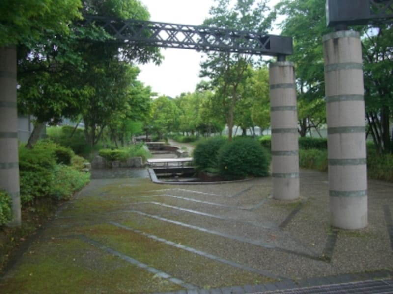 タウン内中央付近の広場。モニュメントやデザインが古びていなくていい。