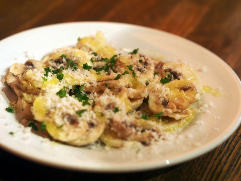 これは旨い！白ワインで「生マッシュルームのサラダ（380円）」