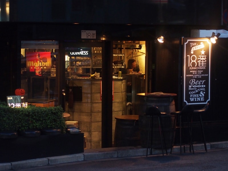 一本入った所にポツンと佇むオシャレな店構え