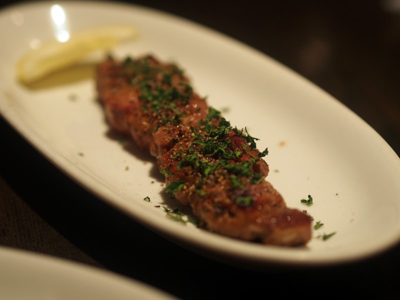 めずらしいイベリコ料理が驚きの価格！「イベリコ豚肩ロースの串焼き（630円）」