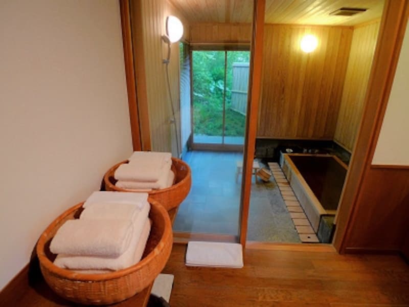 半露天気分で緑と親しめる客室の檜風呂。タオルも大量に常備され温泉三昧！