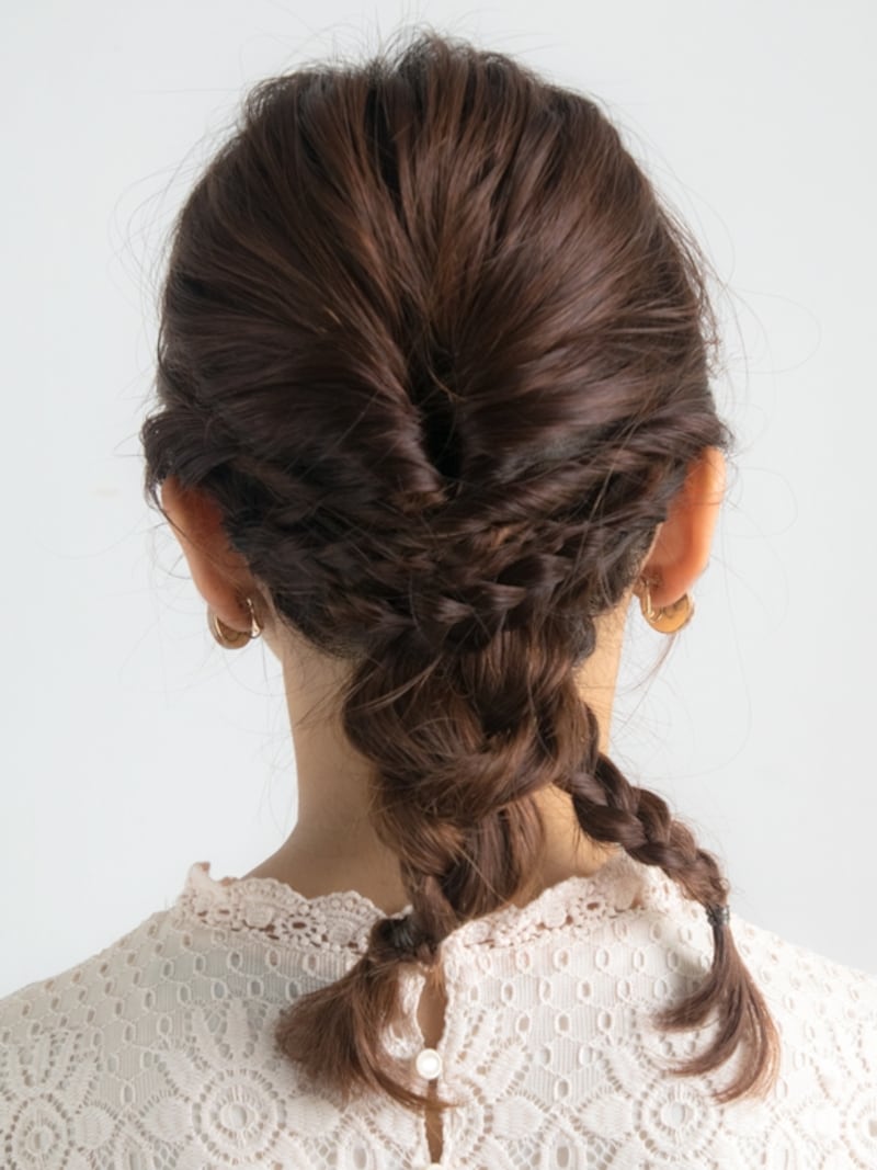 一番左の三つ編みも同様にピンで固定