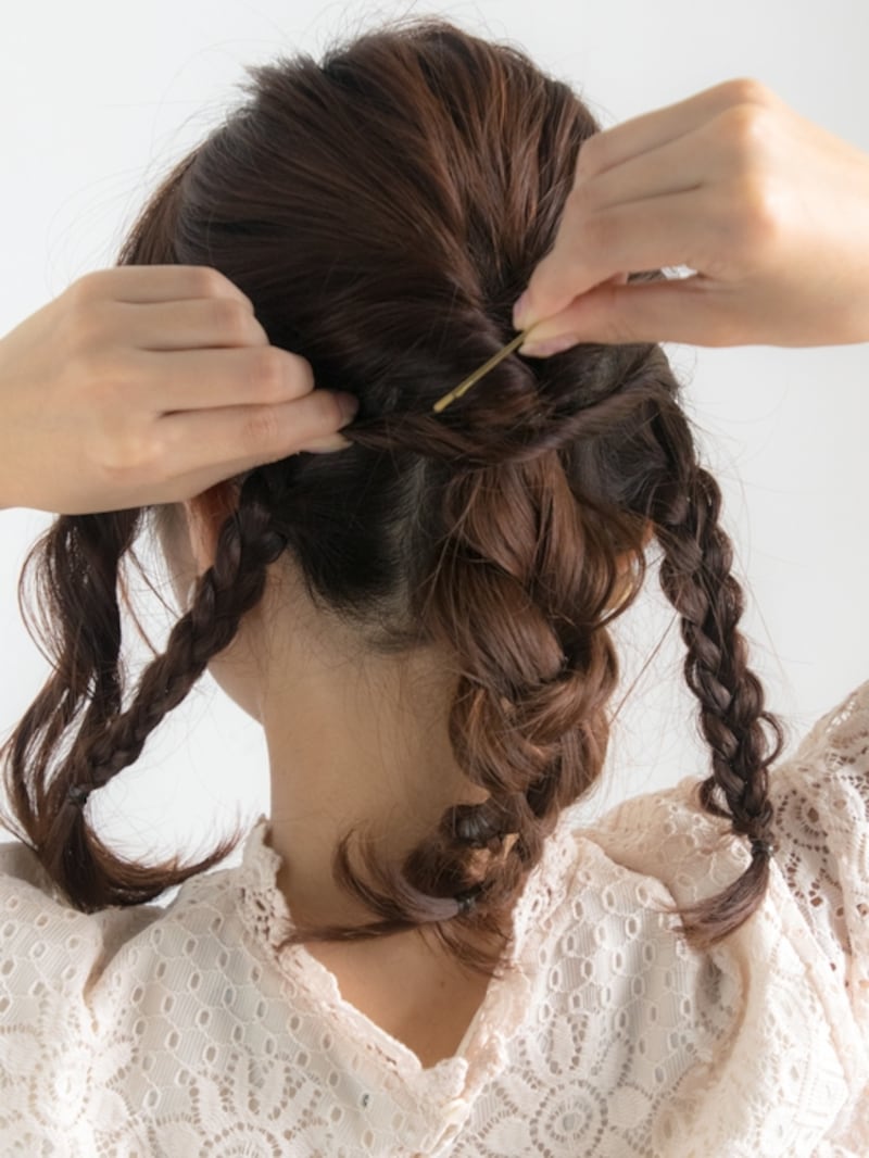 くるりんぱした毛束の上を通りアメピンで固定