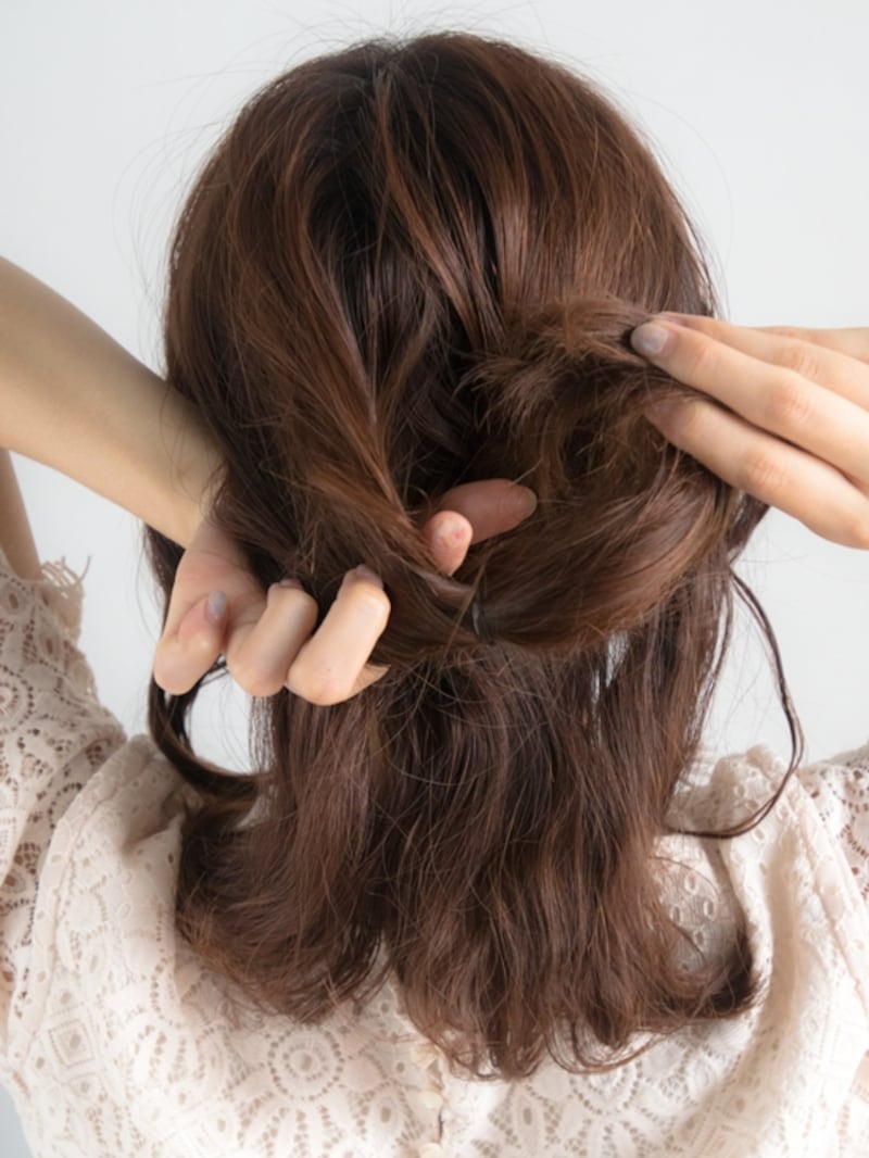 毛束の真ん中に穴を開け、毛先を上から下に通す