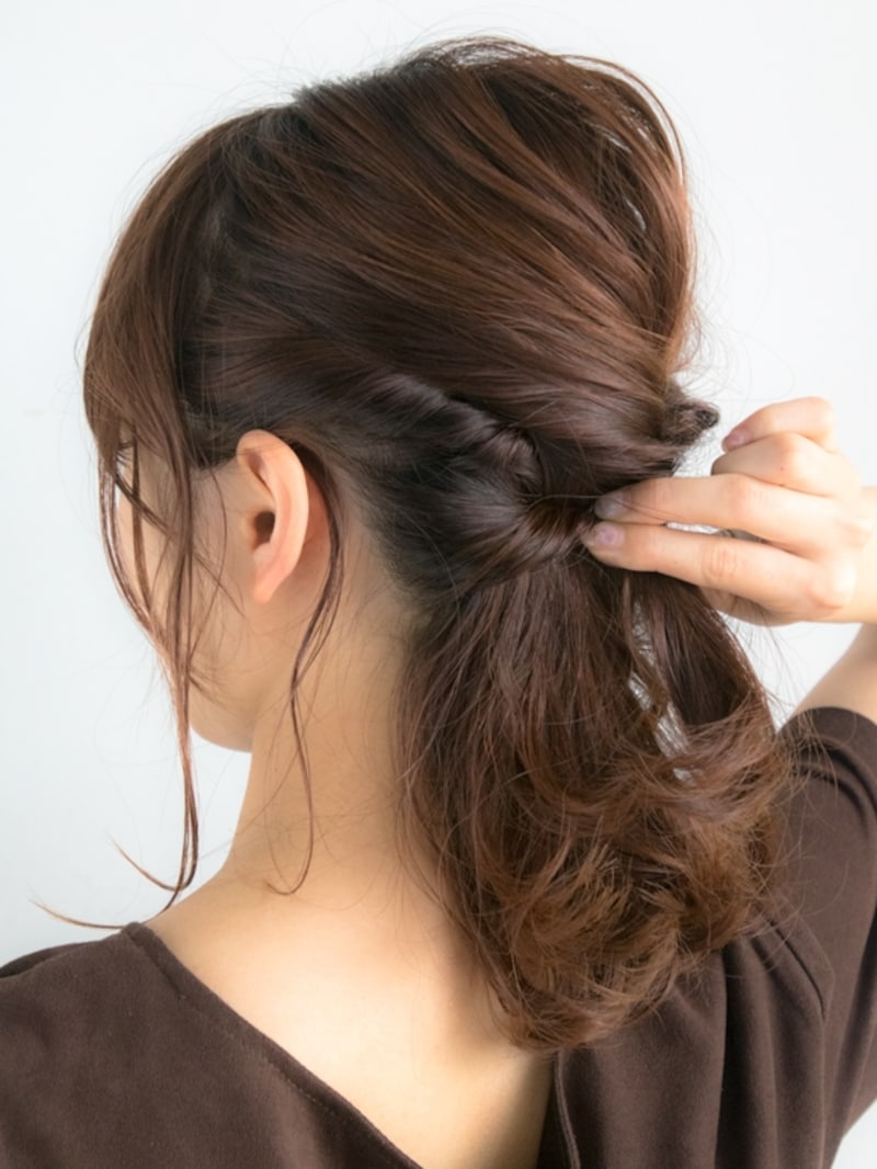 耳後ろの髪をキツめにねじる