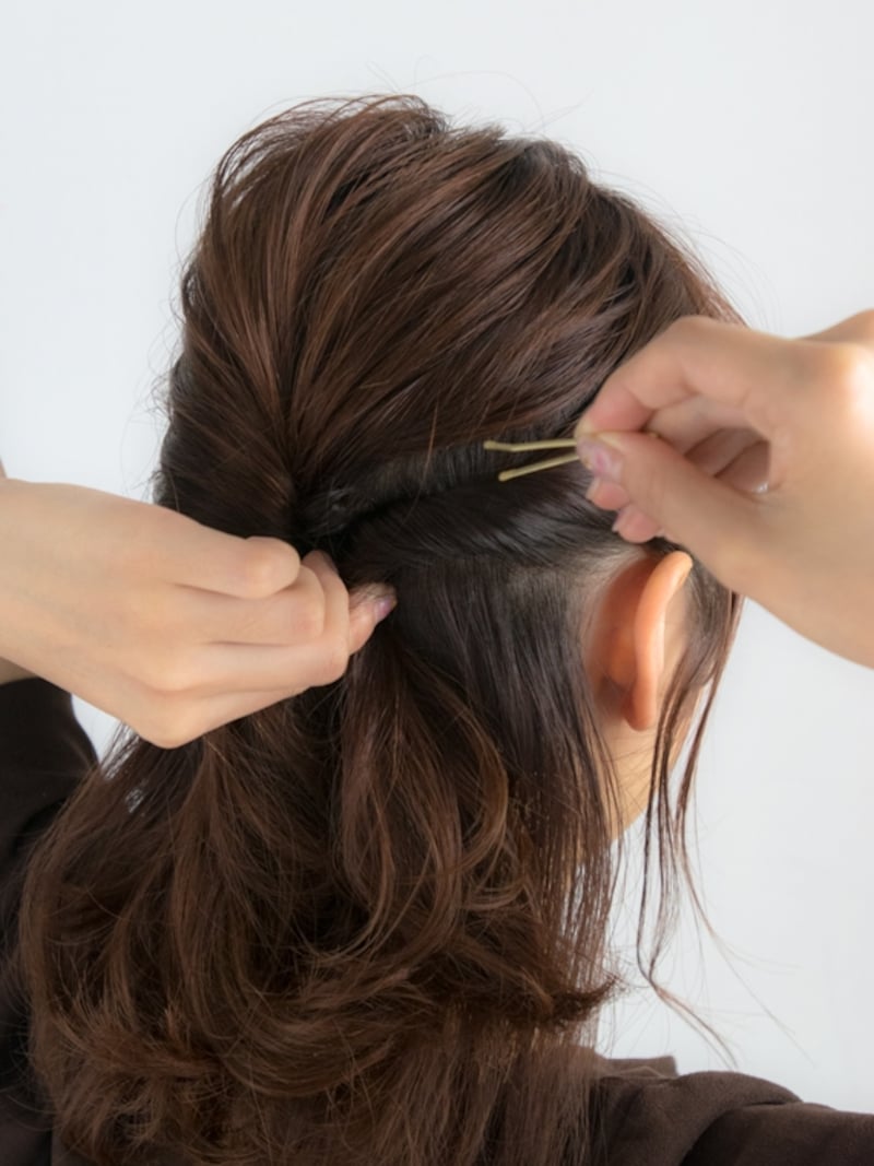 ねじった毛束を中央で留める