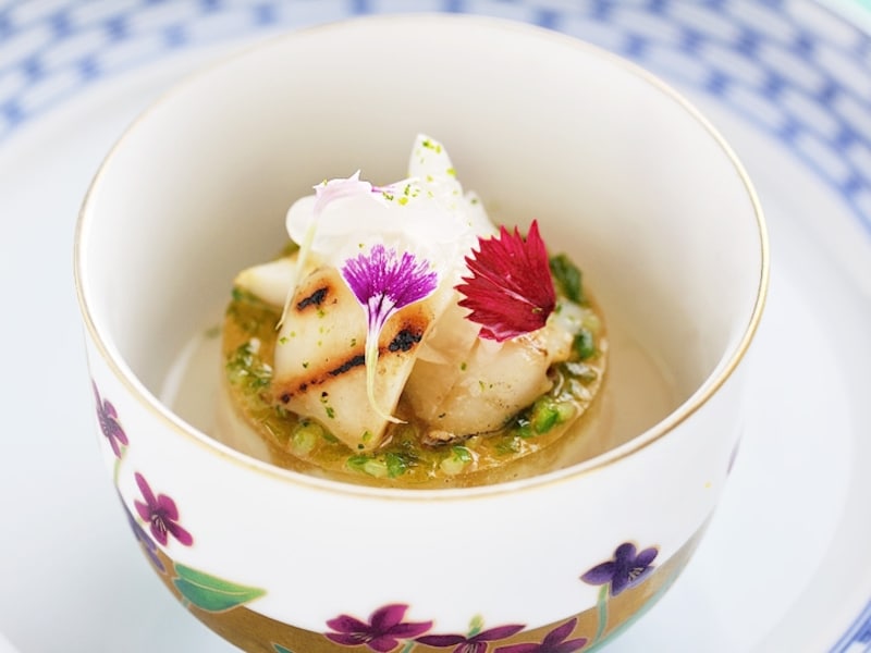 今平総料理長のスペシャリテは旬の素材を使ったブランマンジェと季節の野菜をタルタル仕立てにした前菜(画像提供:霧笛楼)