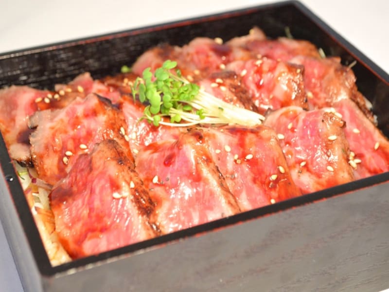 国産牛ロース肉の開化ステーキ重(3000円税別、ディナータイムは税サ料別)(画像提供:山手十番館)