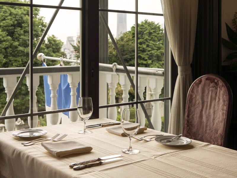 窓際の席からは、昼は緑が美しい外国人墓地や行き交う人々を見下ろせ、夜は静かな雰囲気で窓の外にはみなとみらいの夜景がのぞめます(2016年9月14日撮影)