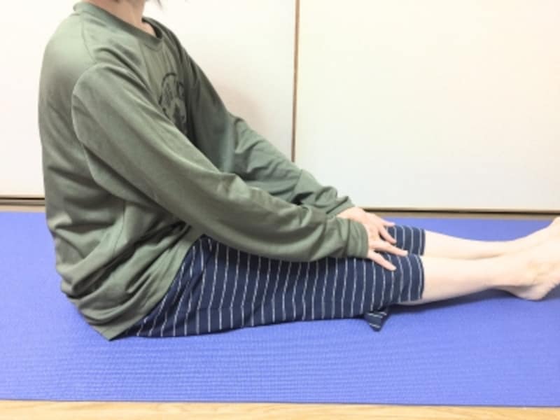 背を丸めずにオヘソを正面へ向けて座ります