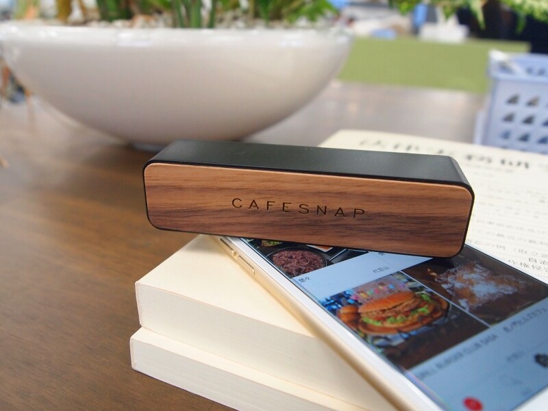 CafeSnapのロゴが入ったスタイリッシュなスマートフォン用バッテリーをプレゼント