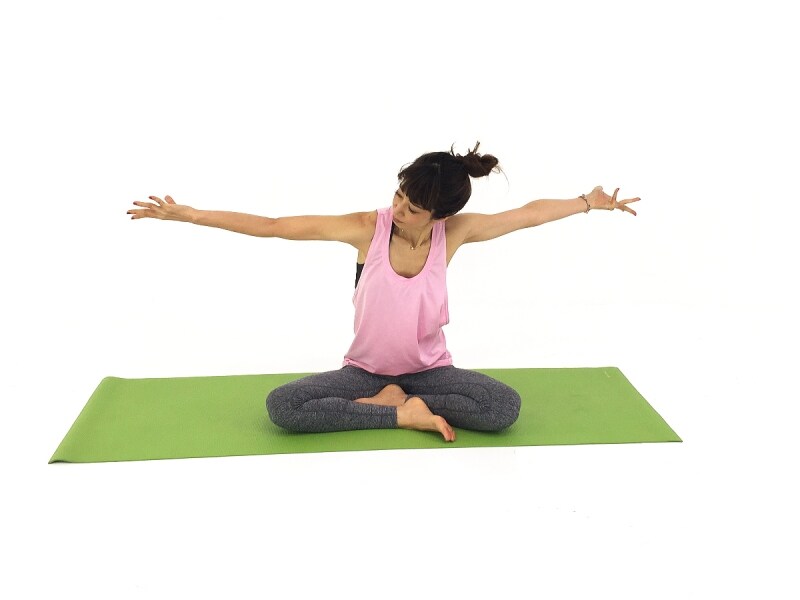 首肩ストレッチ2undefined肩甲骨から指先までねじります。