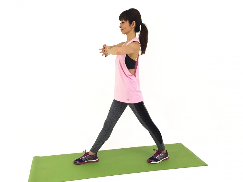 そけいぶストレッチ1undefined両足を大きく縦に開きます。