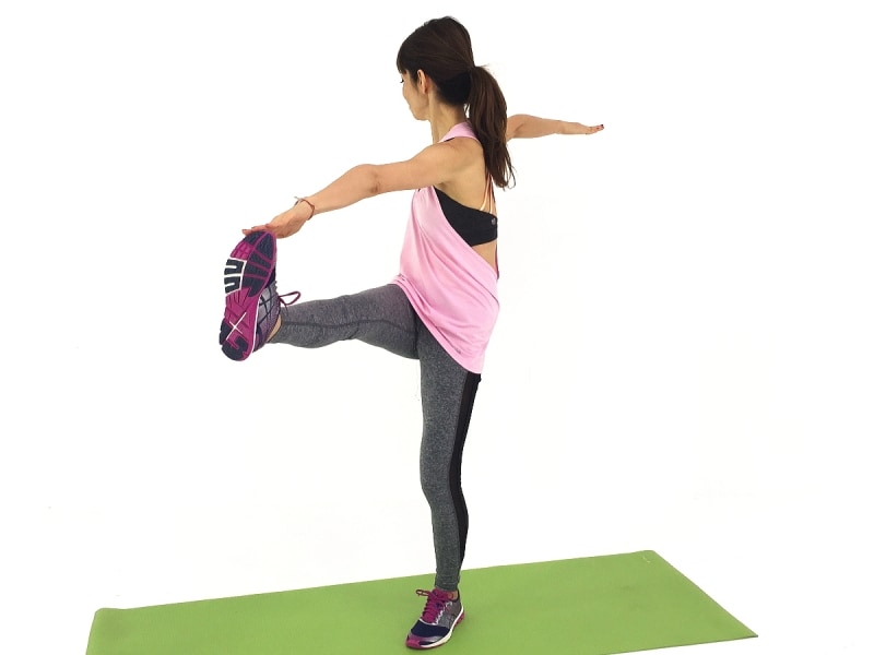 股関節ストレッチ2undefinedつま先をタッチ!体を大きく使いましょう。