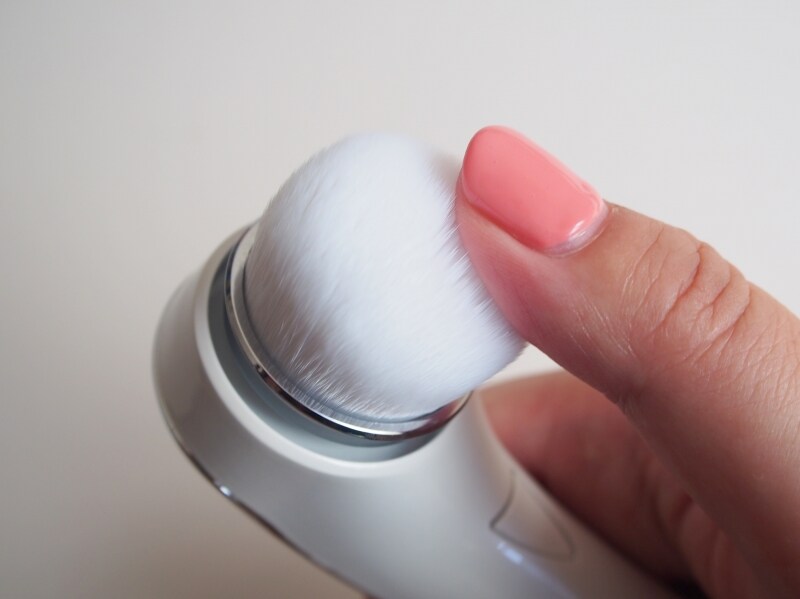 すごい毛量で、ブラシというより面で優しく触れているような感覚です