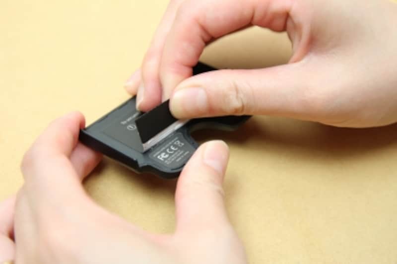 キーボード背面のシールをはがします。