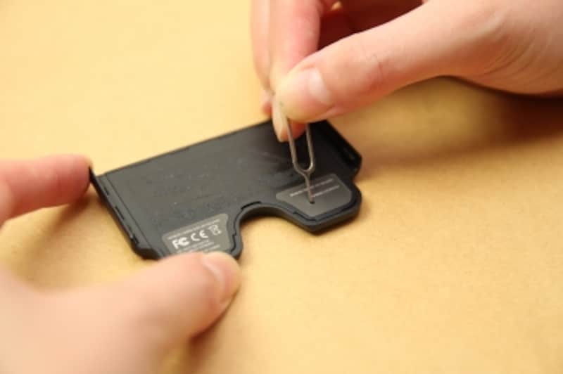 付属のピンを穴に差し込みます。