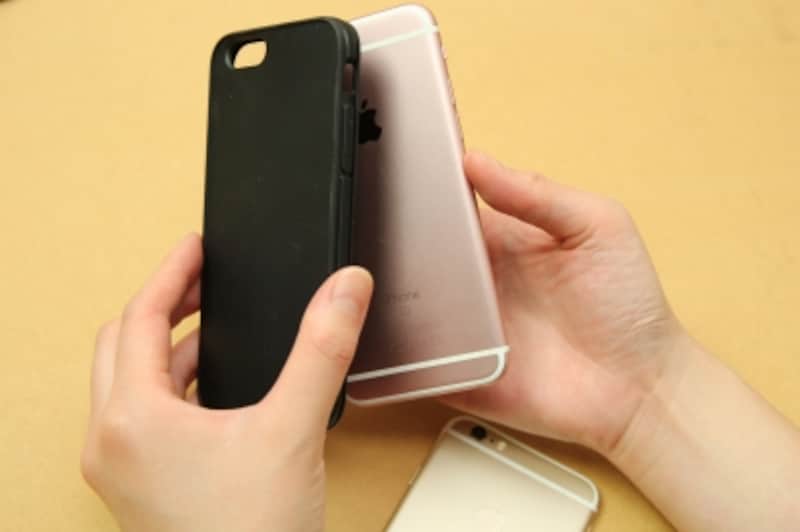 iPhone 6/6sにケースを装着。画面のシャンパンゴールドが6、ローズゴールドが6sです。