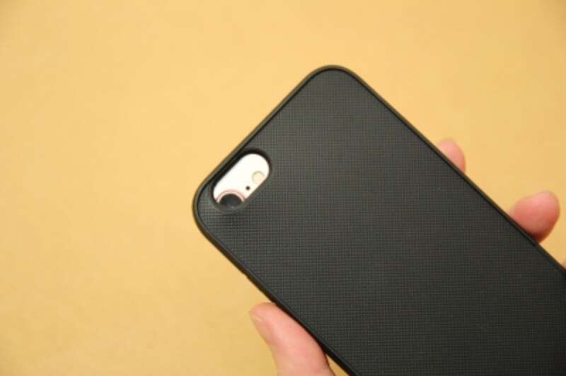 iPhone 7でも問題なく装着でき、利用できますが、背面のカメラの位置がずれてしまいます。