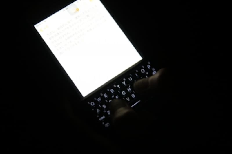 Fnキーと右下のキーを押すとバックライトのオンオフができます。