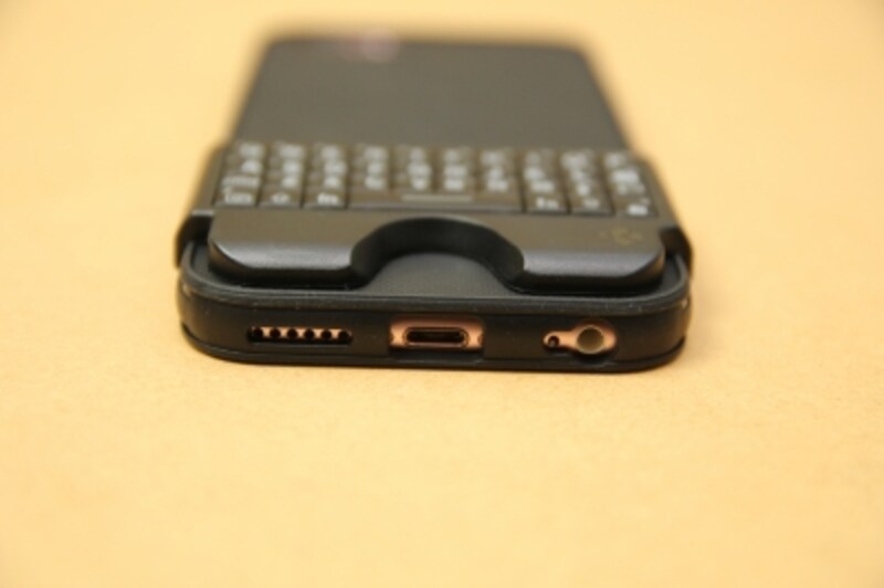 ケースのコネクタ部分は大きめに開いているので、自前の充電ケーブルやヘッドホンなども問題なく接続できます。